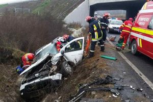 FOTO UPDATE / Al doilea ACCIDENT RUTIER pe DN1, la Decea: Trei victime, dintre care una încarcerată. Traficul se desfăşoară pe o singură bandă