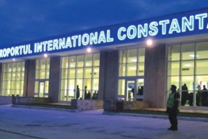 Avion cu 98 de pasageri la bord, aterizat la Constanta din cauza cetii   