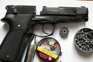 Identificat de poliţişti în timp ce oferea spre vânzare un pistol cu aer comprimat