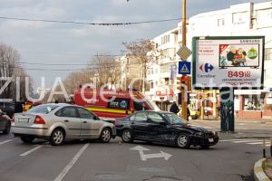 A fost solicitat un echipaj SMURD. Accident cu trei masini, in zona Victoriei din Constanta. (galerie foto)    