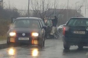 Șapte persoane rănite, patru copii în spital, din vina unei şoferiţe