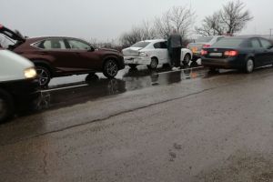 FOTO-ULTIMĂ ORĂ: Carambol la ieşirea din Focşani! Cinci autoturisme implicate