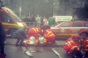 Mamă şi copii, spulberaţi pe trecerea de pietoni