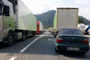 Trafic de coşmar între Sibiu şi Vâlcea pe Valea Oltului