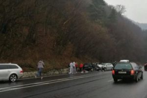 Șase persoane RĂNITE, una în COMĂ, în urma unui accident petrecut pe Valea Oltului