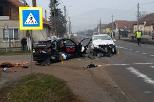 Depăşire ratată: O tânără de 25 de ani din Bihor, rănită grav într-un accident petrecut în judeţul Alba