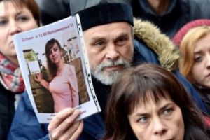 Poliţiştii anchetează asasinarea unei avocate celebre, dispărută şi apoi găsită în râu 
