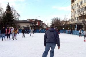 Patinoarul din centrul Piteştiului, prea aproape de biserică?