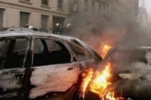 ÎNGRIJORĂTOR! Peste 1.000 de maşini au fost INCENDIATE în Franţa, în noaptea de Anul Nou