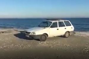 Autoturism Dacia abandonat pe plaja din statiunea Mamaia. Ce amenda risca soferul. Aceasta depaseste cu mult valoarea masinii (video)  