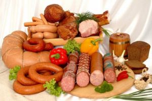 Chinezii cumpara doi mari producatori de mezeluri din România