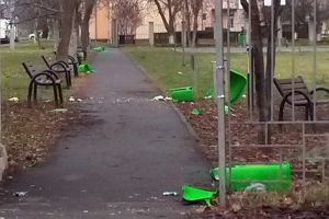 Vandali în noaptea de Revelion: Persoane rămase încă neidentificate au spart 9 coşuri stradale (FOTO)