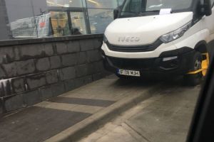 Un sofer de microbuz s-a trezit cu rotile blocate, in parcarea AFI Ploiesti