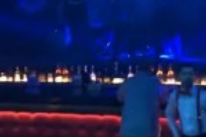 Bataie la Melody Club in noaptea de Revelion / Un barbat a fost luat la pumni de mai multi indivizi