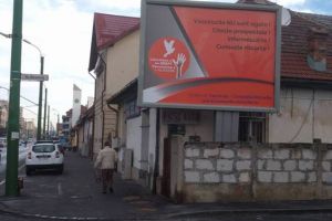 Panou publicitar împotriva vaccinării, la Braşov. Secretarul de stat şi prefectul judeţului, reacţionează