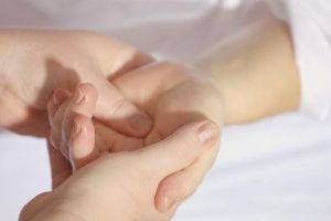 Iată câteva dintre cauzele uzuale pentru apariţia durerii de mână