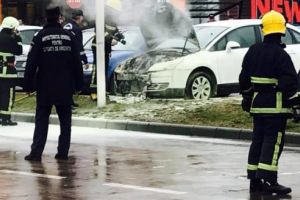 Incendiu auto în parcarea Promenada Mall. Tot la 5 zile câte unul