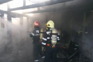 Incendii de proporţii în judeţ. Două maşini şi o casă, cuprinse de flăcări