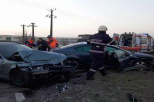 Accident cu trei maşini şi trei persoane rănite între Satu Mare şi Carei