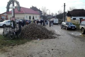 Protest de Anul Nou: Sătenii din Chişlaz au ieşit în stradă pentru a cere asfaltarea drumurilor din comună (FOTO)