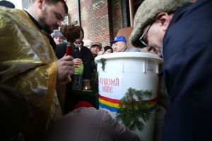 Aproximativ 5.000 de litri de apa sfintita la Catedrala Mitropolitana, de Boboteaza