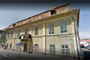 O clădire istorică importantă din Sibiu a ajuns în paragină şi stă să cadă