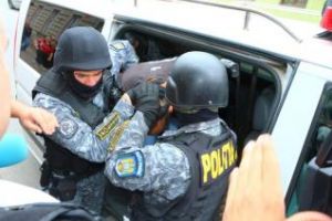 Mascaţii au reţinut un clujean care a intrat cu maşina într-un grup de oameni pe strada Bucureşti