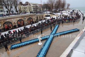 Arhiepiscopia Tomisului pregateste pentru Boboteaza 150.000 de sticle cu apa sfintita (galerie foto)