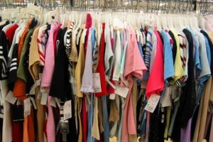 România, pe ultimele locuri în UE la cheltuielile pentru îmbrăcăminte şi încălţăminte