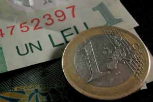 Curs BNR. Euro scade, dolarul coboara, leul se intareste