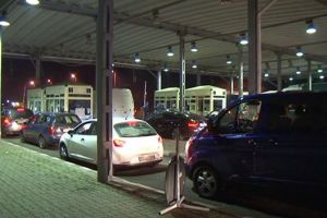 Timpii de aşteptare la Vama Petea: Oficial, 30 de minute. În realitate, 2 ore!