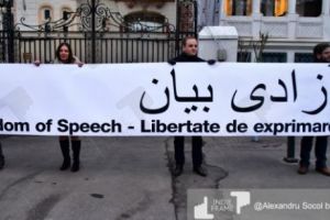 Solidaritate in fata Ambasadei Iranului! Mai mulţi oameni au afişat un banner trilingv - FOTO