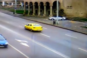Momentul în care un şofer teribilist a intrat cu bolidul intr-o clădire istorică din Iaşi. VIDEO