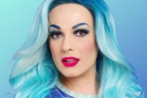 O artistă travestită, o dansatoare de cabaret şi o cântăreaţă hip-hop, la parada regilor magi din Spania