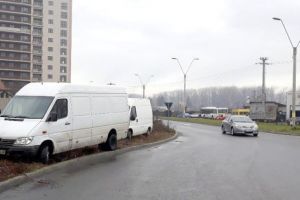 Parcul Lunca Argeşului a ajuns parcare pentru dube şi camioane