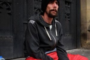 Aşa-zisul „EROU DE LA MANCHESTER” a furat de la VICTIMELE atentatului TERORIST