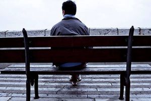 Singurătatea, aceleaşi efecte pentru sănătate ca fumatul a 15 ţigări pe zi