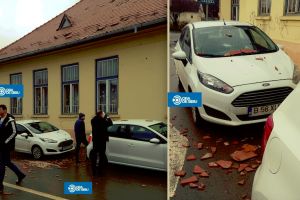 FOTO Țigle smulse de pe un acoperiş de suflul unui avion. Două maşini avariate