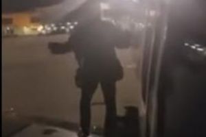 Un pasager a deschis ieşirea de urgenţă a avionului, furios că a aşteptat prea mult - VIDEO