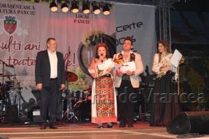 GALERIE FOTO: Maria Ciobanu şi Sofia Vicoveanca, sărbătorite pe scenă la Zilele Oraşului Panciu