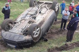 FOTO: Bărbatul care s-a răsturnat cu maşina pe un drum între Daia Română şi Cut avea o alcoolemie de 1,15 mg/l. S-a ales cu dosar penal