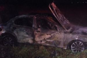 Panică lângă Timişoara: o maşină a ars integral, la marginea drumului