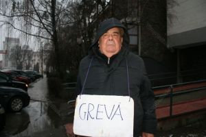 Bătrân din Bistriţa Bârgăului, în grevă la Prefectură:  Sunt omul care nu mă las, vreau dreptate