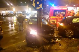 Accident cu două Golf-uri, în sensul giratoriu: O şoferiţă de 24 de ani din Israel a intrat pe contrasens (FOTO)