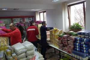 FOTO: Campanie de ajutorare a persoanelor vulnerabile derulată, de sărbători, de Crucea Roşie Română Filiala Alba