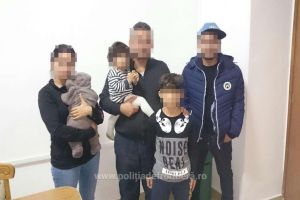FOTO. Au vrut să treacă ilegal frontiera, cu bebeluşul în braţe!