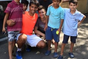 15 copii dintr-un centru de plasament au luat lecţii de tenis pentru prima dată