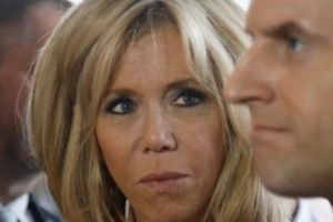 Acuzaţii grave: Brigitte Macron, se poartă „de parcă fi Regina Franţei” Calcă în picioare PROTOCOALELE
