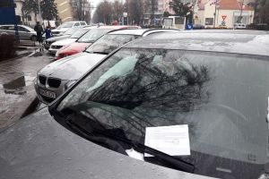 Deocamdată, fără amenzi pentru şoferii care nu plătesc parcarea. Ce au găsit pe parbrize