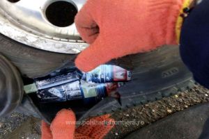 FOTO. Ţigări ascunse în roţi, în caroserie, în scaun. Poliţiştii tot l-au prins